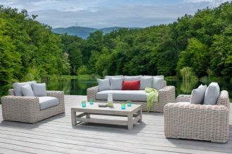 Kair to meble tarasowe zaprojektowane i wyprodukowane dla Rattanland. Mają aluminiowe ramy, a stolik wykonany jest z drewna akacji. Poduszki wykonano z wodoodpornej tkaniny, z której łatwo usunąć zabrudzenia.