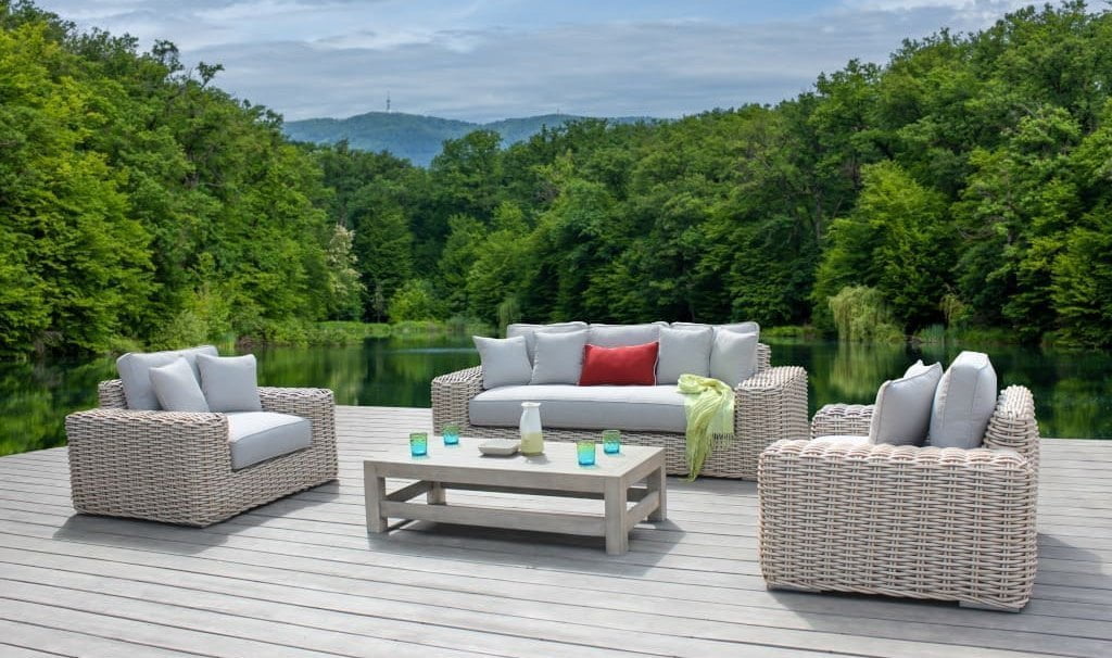 Kair to meble tarasowe zaprojektowane i wyprodukowane dla Rattanland. Mają aluminiowe ramy, a stolik wykonany jest z drewna akacji. Poduszki wykonano z wodoodpornej tkaniny, z której łatwo usunąć zabrudzenia.