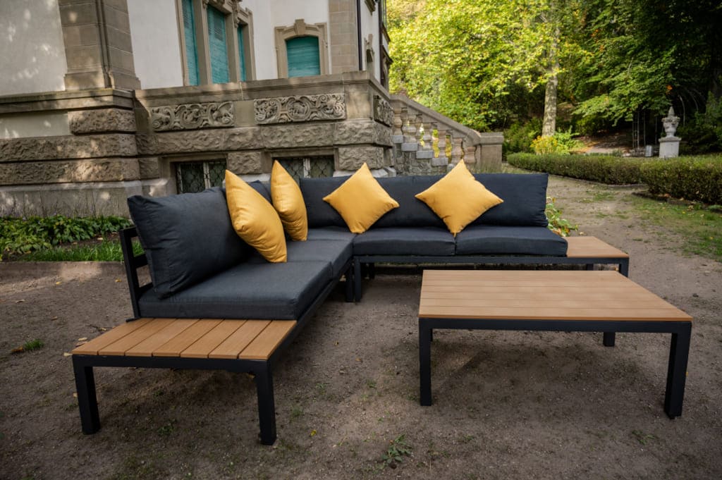 Elegancki zestaw mebli ogrodowych Massimo od Bello Giardino Garden Furniture. Materiał, z którego został wykonany zestaw to malowane proszkowo aluminium, które jest niezwykle odporne na deszcz, wiatr oraz promienie UV.