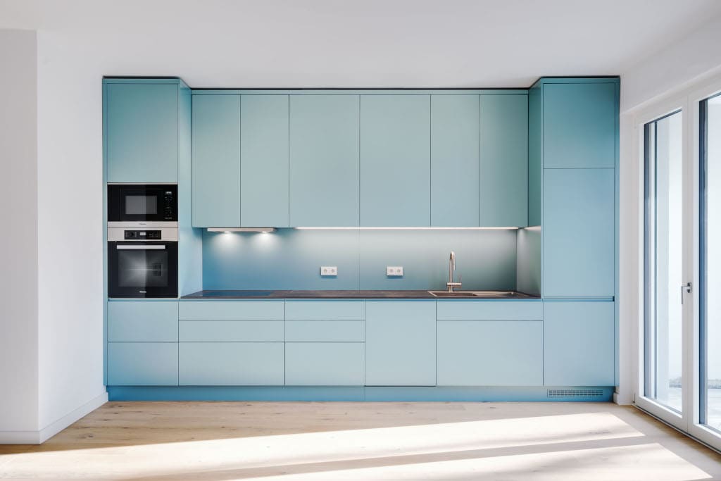 Zrealizowana przez Anegre kuchnia w przestronnym berlińskim apartamencie odznacza się prostotą formy, która doskonale współgra z subtelną, turkusową barwą frontów.