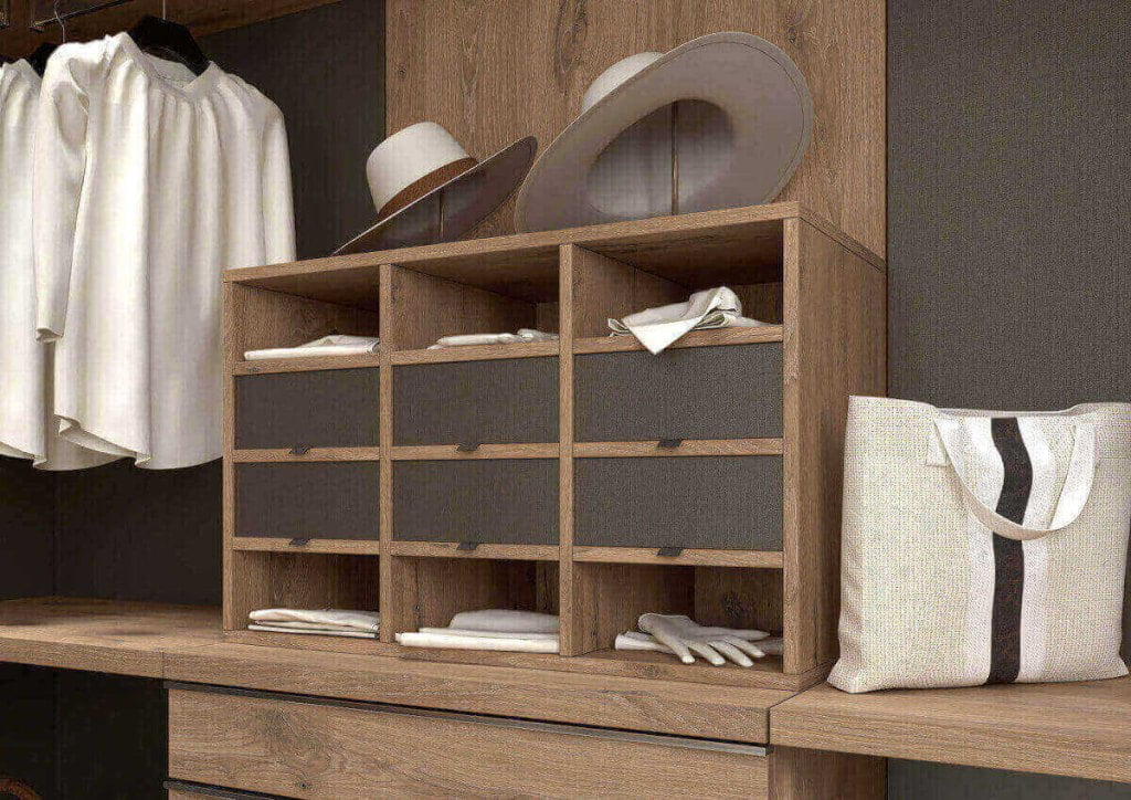 Interprint - dekor Viking Oak zaprezentowany na półkach w garderobie - miesięcznik i portal informacyjny branży meblarskiej biznes.meble.pl