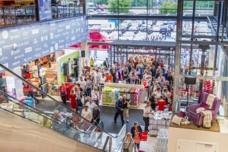 Trzy największe sieci sklepów meblowych w Polsce, czyli Black Red White, IKEA i Agata, zajmują obecnie powierzchnię ponad 1 mln m2.