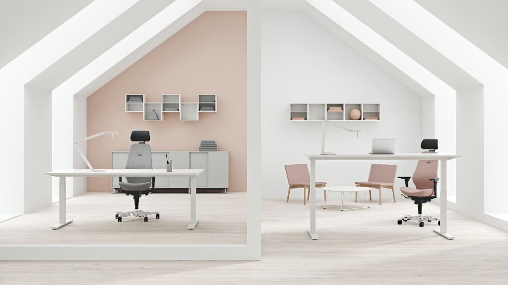 Stabilne biurka do pracy na siedząco i stojąco z „Serii[P]” (prod. Kinnarps) dostosowane są do współczesnego i elastycznego środowiska pracy.