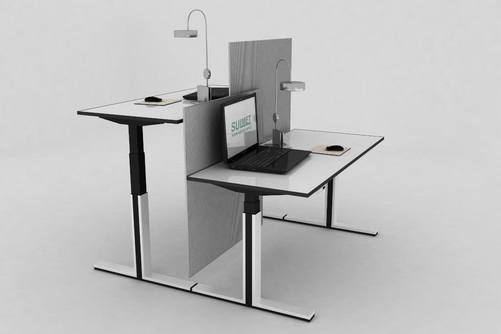 „Flyingdesk” z oferty firmy Sulmet Fabryka Okuć to biurko, którego stelaż można podnosić i opuszczać w dowolnym momencie, w zależności od tego czy chcemy pracować na siedząco czy na stojąco.