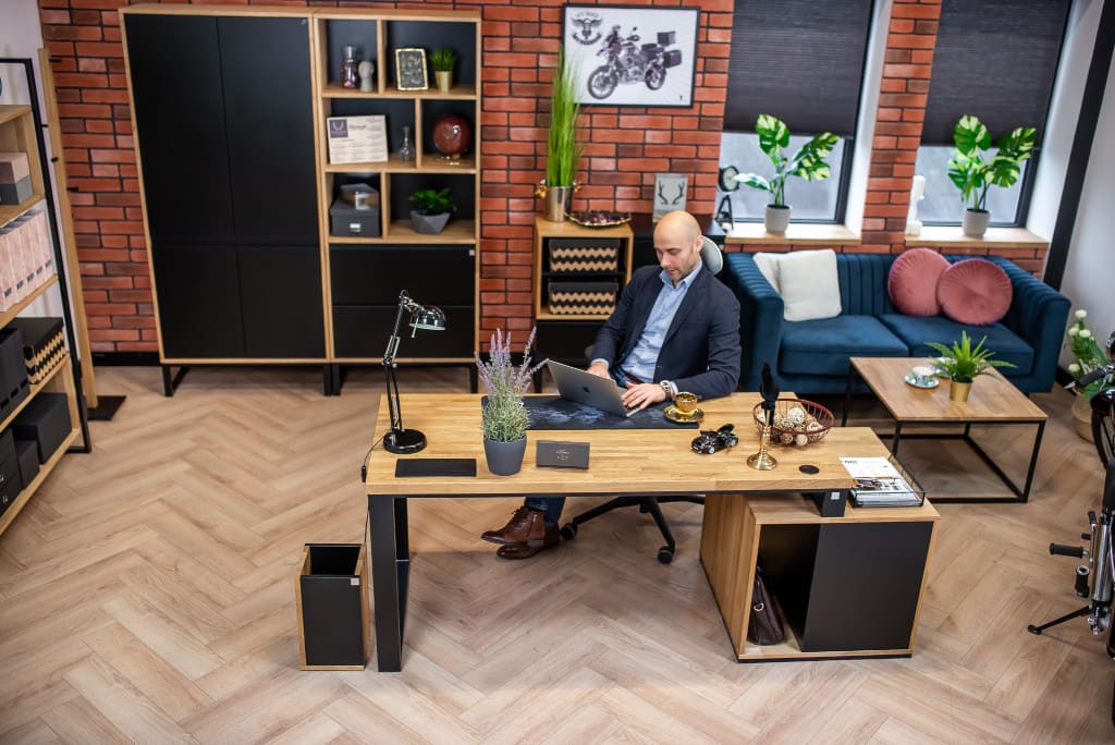 Biurko narożne z kontenerkiem od Deernhorn to uniwersalny mebel zarówno dla mężczyzn, jak i kobiet.