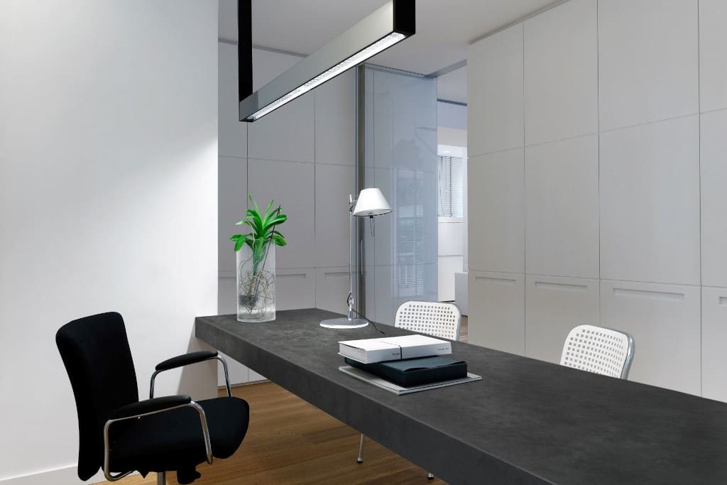 Styl industrialny kocha surowy beton, cegły i metal. Idealnie pasują do nich takie kolory, jak czerń i szarość. W tej gamie utrzymane są blaty „Loft Concrete S60000” od Pfleiderer.