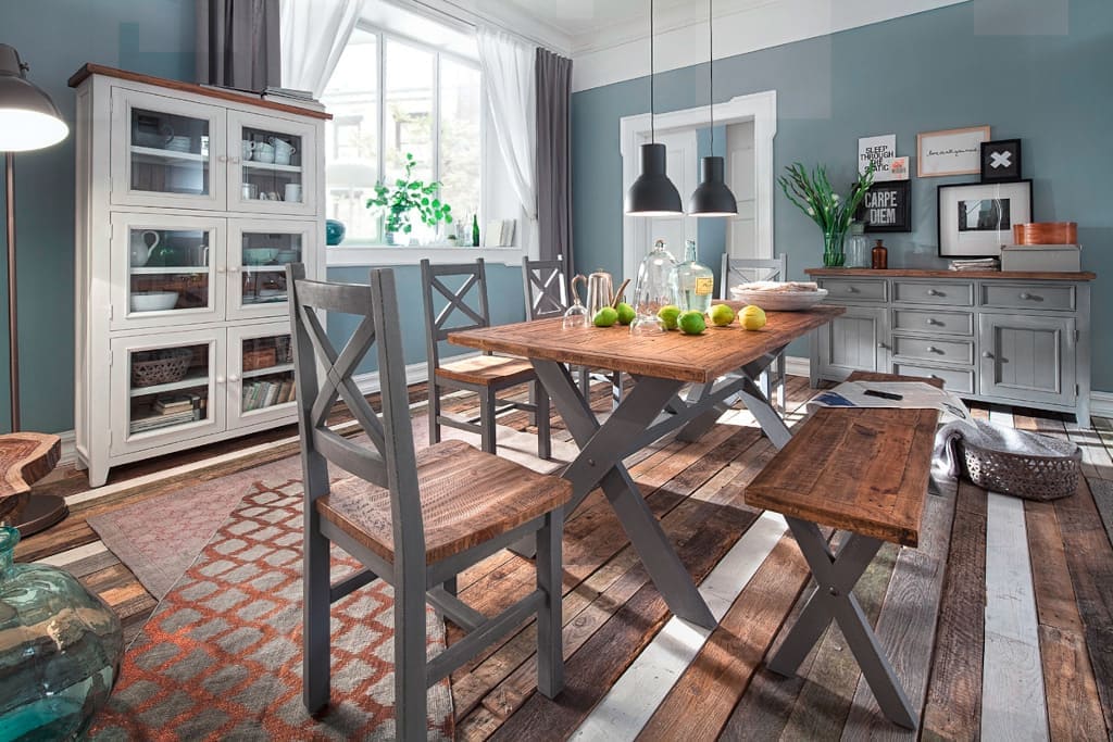 „Byron” (dystr. MC Akcent) to program do salonu lub jadalni, wykonany w większości z drewna sosnowego, częściowo pochodzącego z odzysku.