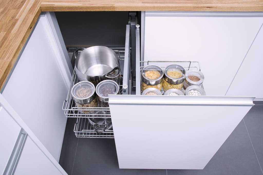 Szukając w małej kuchni miejsca do przechowywania warto pomyśleć również o przestrzeni nieoczywistej – narożnych szafkach. Doskonale do tego nadają się funkcjonalne cornery od GTV.