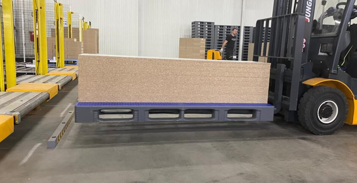 Płyty meblowe na palecie z tworzywa sztucznego (w kolorze niebieskim) z oferty niemieckiej Grupy Craemer na wózku widłowym - miesięcznik i portal informacyjny branży meblarskiej biznes.meble.pl