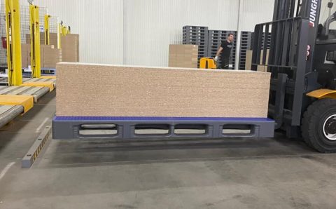 Płyty meblowe na palecie z tworzywa sztucznego (w kolorze niebieskim) z oferty niemieckiej Grupy Craemer na wózku widłowym - miesięcznik i portal informacyjny branży meblarskiej biznes.meble.pl