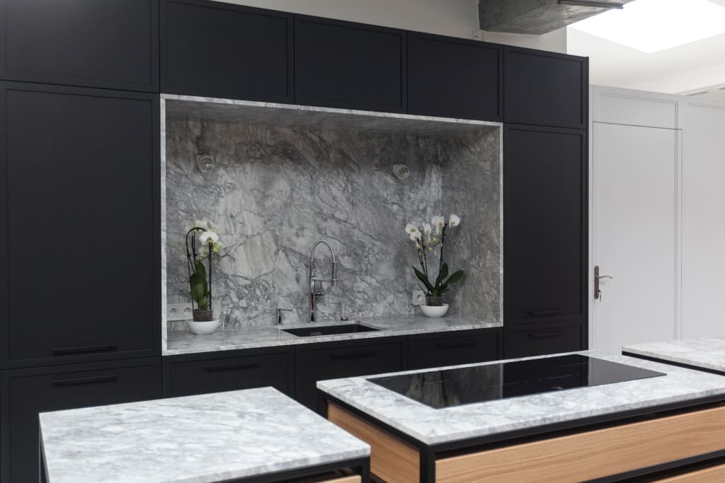Czarna kuchnia w nowej odsłonie to jedna z realizacji Studia Prostych Form.