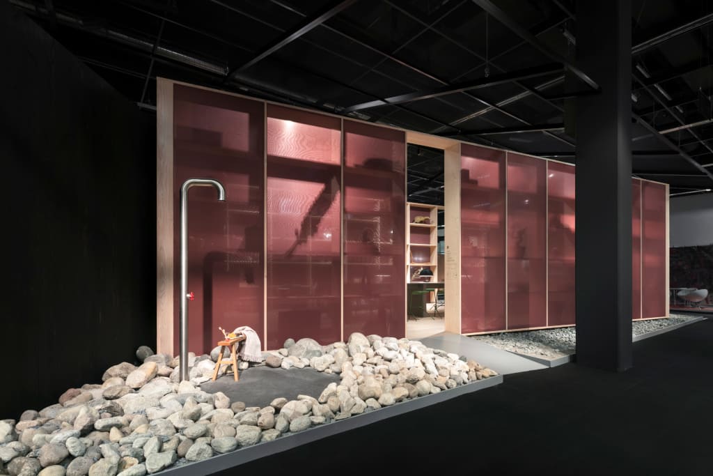 Jedną z trzech stref domu – higieniczną, projektant zaaranżował na zewnątrz, w sąsiedztwie wejścia.