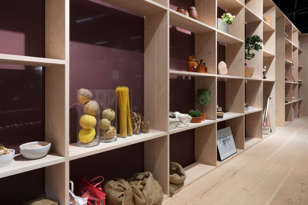 Półki otaczające wnętrze to jednocześnie miejsce przechowywania produktów spożywczych i akcesoriów gospodarczych, jak też ekspozycji sztuki, pamiątek oraz hodowania kwiatów.