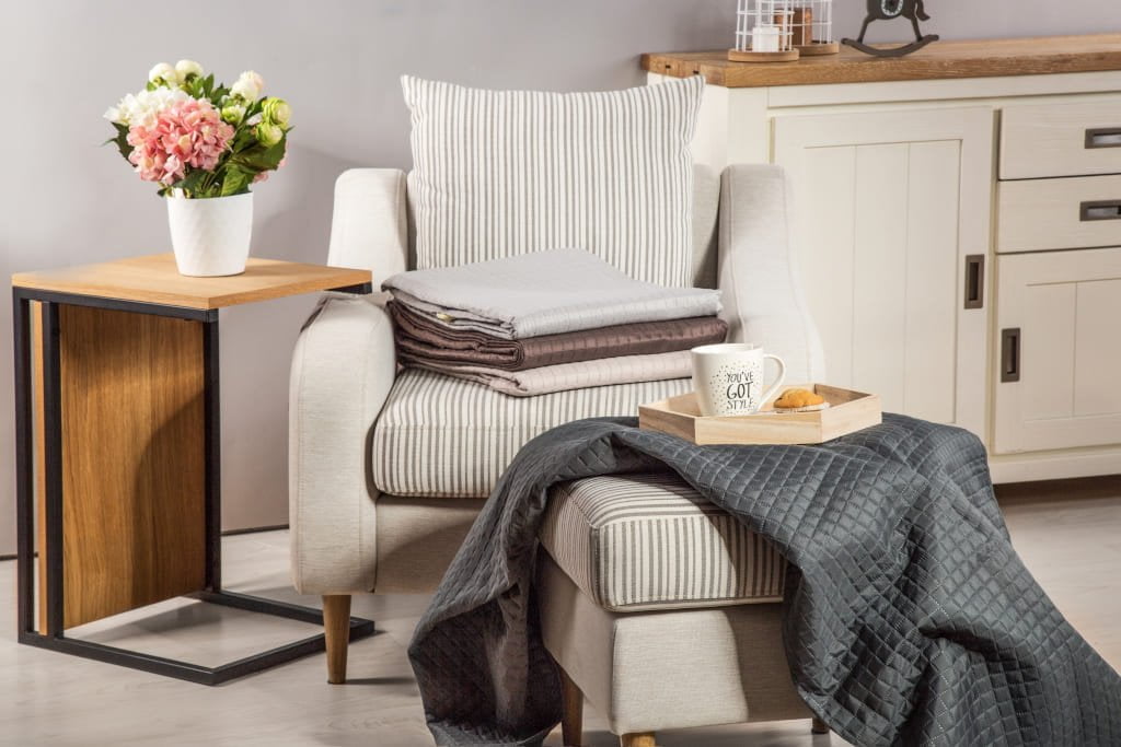 Dostępny w sieci Agata „Benito” to kwintesencja prostoty i elegancji. Model w stylu retro nada wnętrzu niepowtarzalny szyk i ozdobi każdy pokój dzienny.