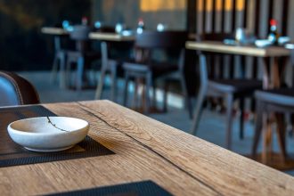 Laminaty firmy EGGER są produktami o szerokim spektrum zastosowań: fronty meblowe, blaty robocze, stoły restauracyjne i lady sklepowe. Dekor: H1180 ST37 Dąb Halifax naturalny. © Fot. Nicola Venturuzzo.