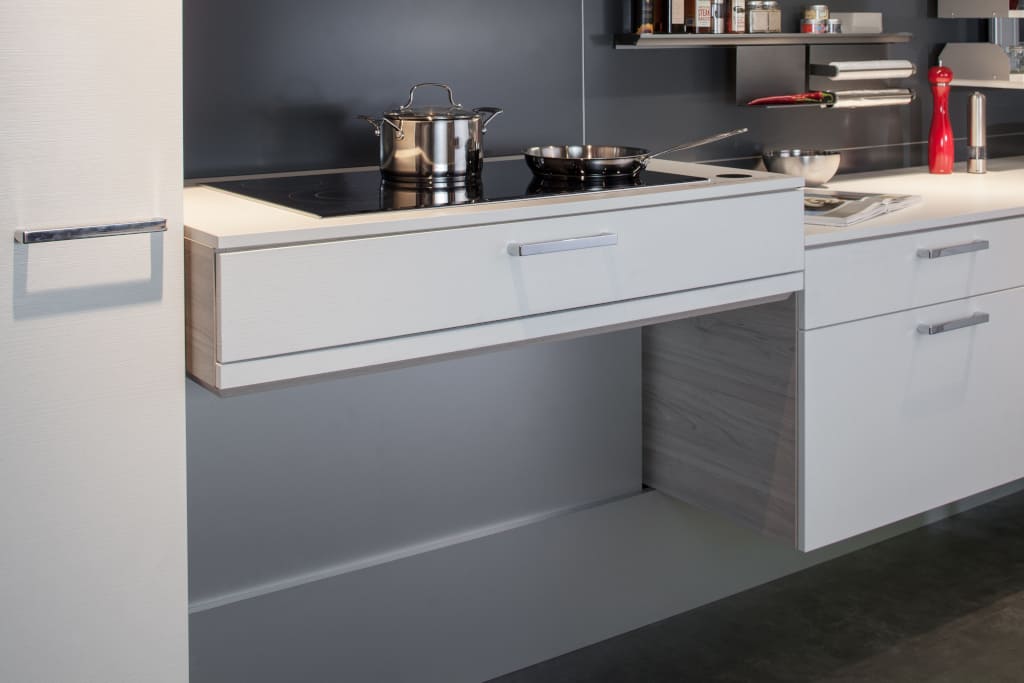 Elektrycznie sterowana winda do szafek Häfele można wykorzystać np. do szafek wiszących o wysokości od 70 do 110 cm.