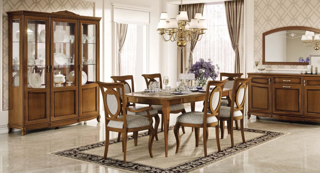 „Fantasia Day” (dystr. Rad-Pol) to kolekcja reprezentująca klasyczne, włoskie wzornictwo wyrażone harmonijnymi proporcjami, dekoracyjnymi rzeźbieniami oraz eleganckimi, ręcznie zdobionymi nóżkami z litego postarzanego drewna.