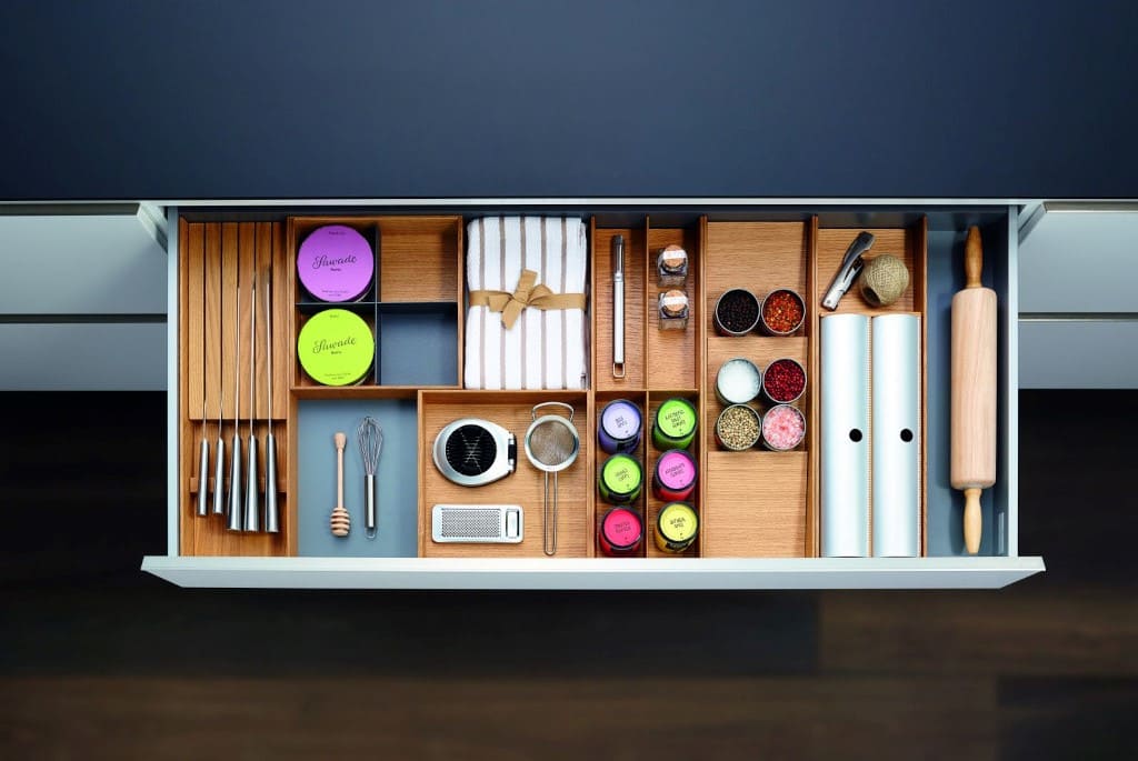 „FineLine MosaiQ” firmy Peka to system wykonany z dębu, dzięki czemu zyskuje jeszcze bardziej jako wizualnie atrakcyjny i nowoczesny element wyposażenia kuchni.