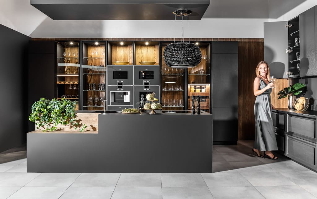 Firma Halupczok Kuchnie i Wnętrza tworzy aranżacje kuchenne bogate w najnowsze materiały oraz najbardziej zaawansowane rozwiązania dostępne na rynku. Jednym z takich nowatorskich materiałów jest laminat „Fenix”.