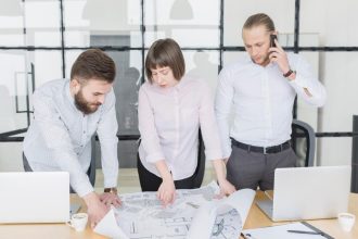 Opóźnienia w płatnościach powodują, że firmy podnoszą ceny i ograniczają inwestycje.