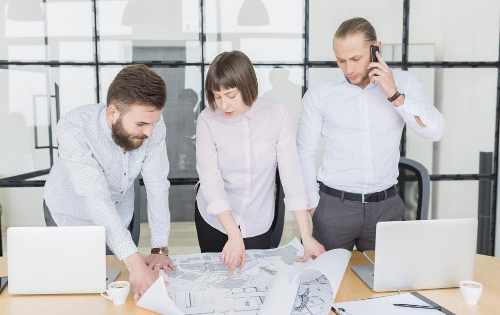 Opóźnienia w płatnościach powodują, że firmy podnoszą ceny i ograniczają inwestycje.