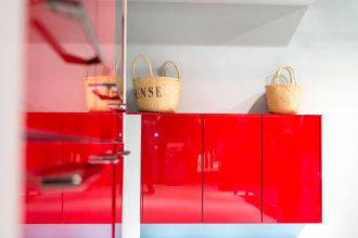 Firma Forner poza standardową ofertą proponuje również płyty o lustrzanej powierzchni Fornerlux w wersji SR, czyli z podwyższoną odpornością na zarysowania.