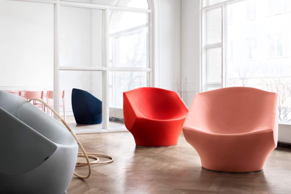 Fotel „Phaze” firmy Kinnarps zaprojektowany przez Karima Rashida zapewnia użytkownikowi osobistą przestrzeń. Kilka połączeń tworzy piękny falisty kształt.