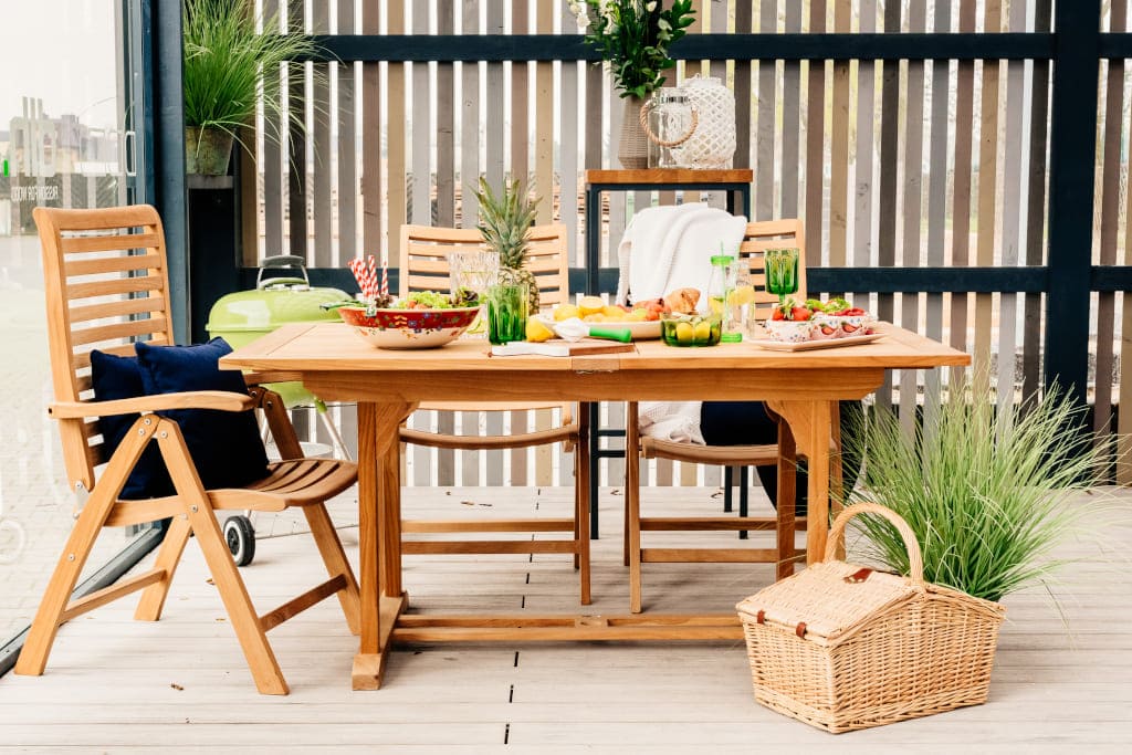 Fotele „Carrera” i stół „Fisher” zostały wykonane z pierwszej klasy egzotycznego drewna teak. Teak z oferty DLH jest bardzo odporny na zmienne warunki atmosferyczne.