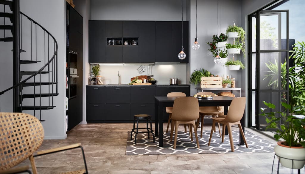 Matowe fronty „Kungsbacka” to pierwsze fronty w ofercie IKEA w 100% wykonane z materiałów pochodzących z recyklingu – drewna i plastiku.