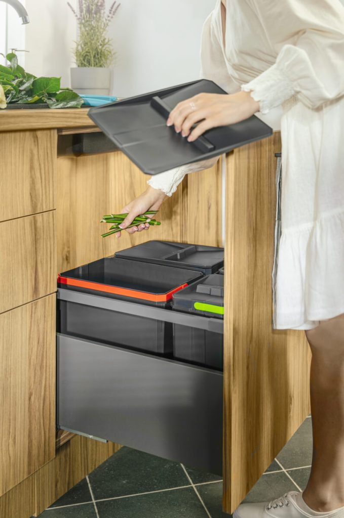 GTV - kosze do segregacji AXISPACE, Pani wyrzyca dopady