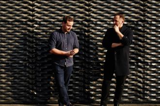 Twórcy wystawy „Let’s talk about garbage” (od lewej): Hugon Kowalski – architekt, wykładowca na Uniwersytecie Artystycznym w Poznaniu i Marcin Szczelina – krytyk i kurator architektury.