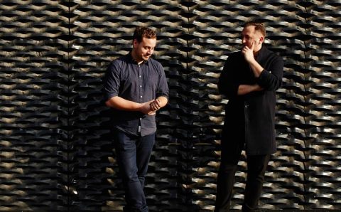 Twórcy wystawy „Let’s talk about garbage” (od lewej): Hugon Kowalski – architekt, wykładowca na Uniwersytecie Artystycznym w Poznaniu i Marcin Szczelina – krytyk i kurator architektury.