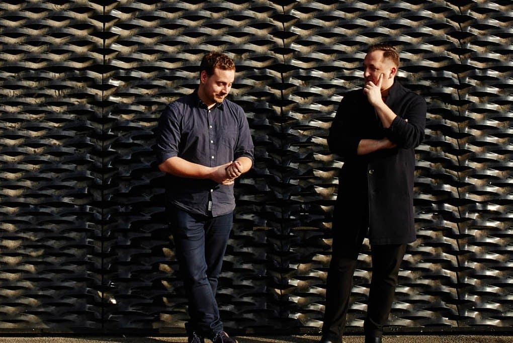 Twórcy wystawy „Let’s talk about garbage” (od lewej): Hugon Kowalski – architekt, wykładowca na Uniwersytecie Artystycznym w Poznaniu i Marcin Szczelina – krytyk i kurator architektury.