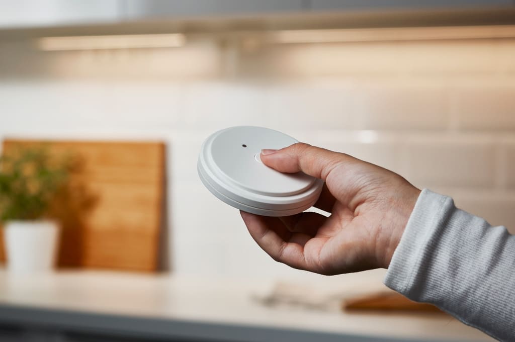 meble-pl Dostępne w ofercie IKEA, zdalnie sterowane panele świetlne i podświetlane drzwi (np. „Jormlien”), służą do dostosowania oświetlenia do różnych zajęć. Zintegrowany system oświetlenia LED, np. w szafkach kuchennych czy szufladach to duże ułatwienie w codziennym korzystaniu z kuchni. Wnętrze szuflad jest doskonale oświetlone, nawet w nocy, a fronty z drzwiami „Jormlien”, czy podświetlenie szafek górnych może pełnić także funkcję dekoracyjną.