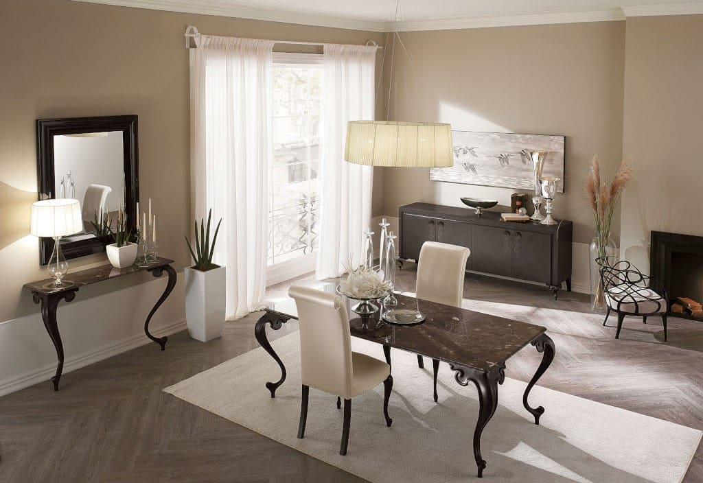 Jadalnia „George” włoskiej firmy Cantori (dystr. Studio Italia) zachwyca płynną i finezyjną linią nóg stołu oraz konsoli. Ten sam detal zdobi nóżki komody i nogi krzeseł.