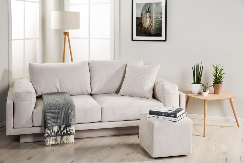 Jasne wnętrze z produktami marki Westwing.