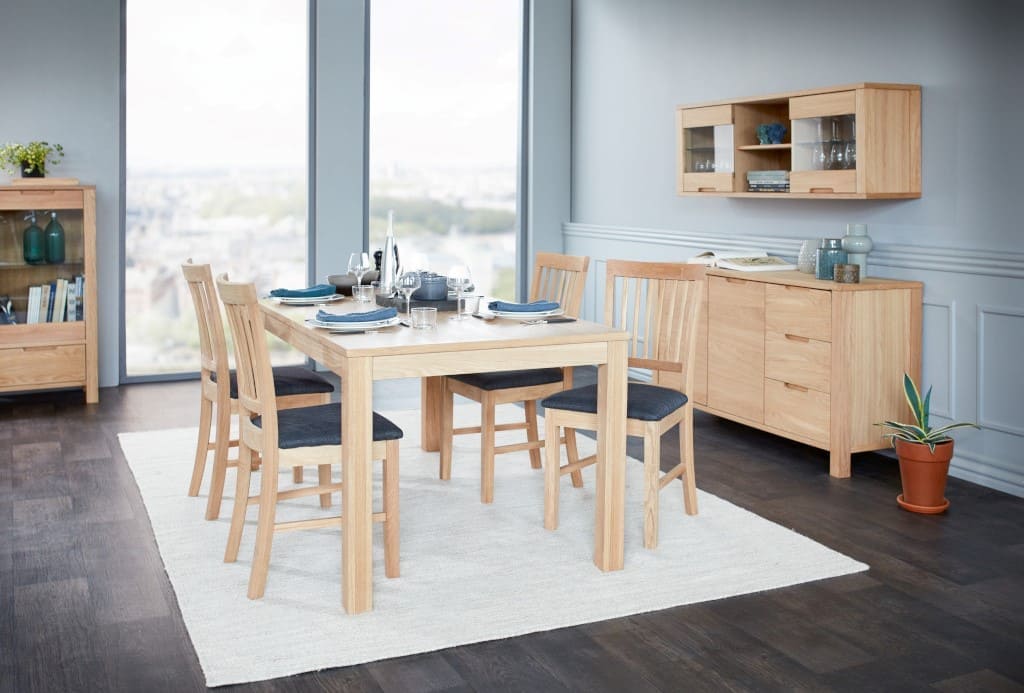 Dostępna w sieci Jysk seria „Sejs” to klasyczna kolekcja wykonana z drewna dębowego, połączonego z szarą tkaniną na krzesłach.