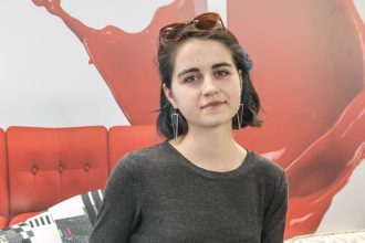 Karolina Droszcz, zwyciężczyni drugiej edycji konkursu na wzór nadruku tkaniny obiciowej „Tekstyliada”, zorganizowanego przez markę Lech modern fabrics.
