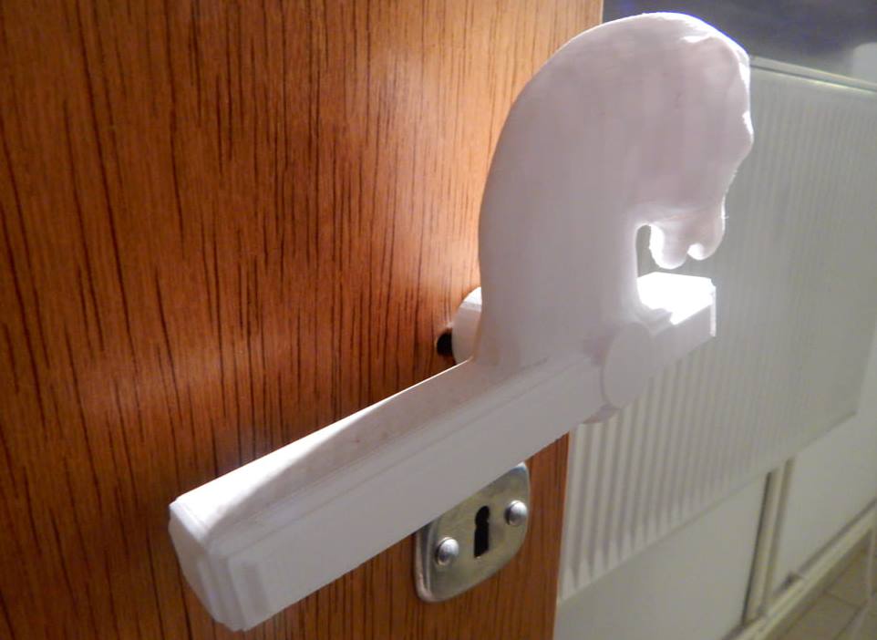 Klamka klubu szachowego zrealizowana przez firmę Sygnis New Technologies.