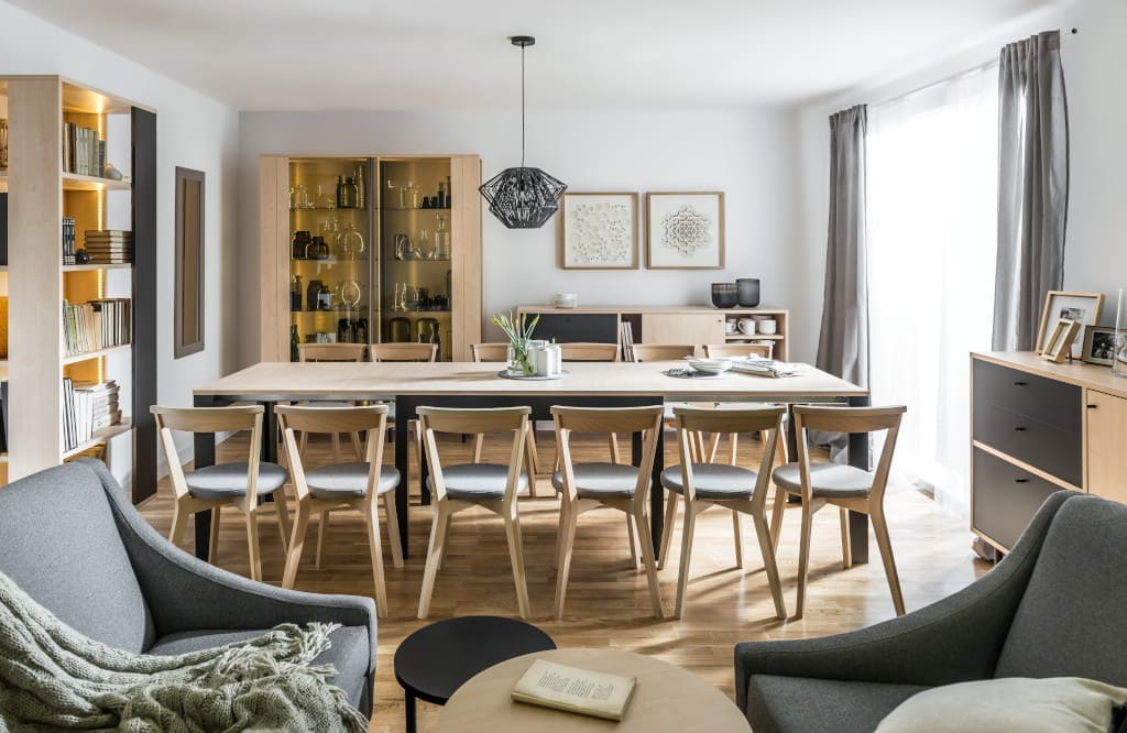 „Frame” marki Vox to kolekcja dla osób, które marzą jednocześnie o eleganckim wnętrzu i o meblach na lata. Można nią urządzić pokój dzienny oraz jadalnię.