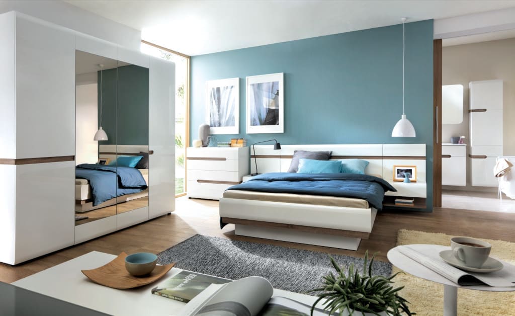 Kolekcja „Linate” marki Meble Wójcik to meble w białym połysku, przełamanym dekorem w odcieniu „Dębu Truflowego”. Ciekawe i funkcjonalne bryły pozwolą zaaranżować nowoczesną i stylową sypialnię.