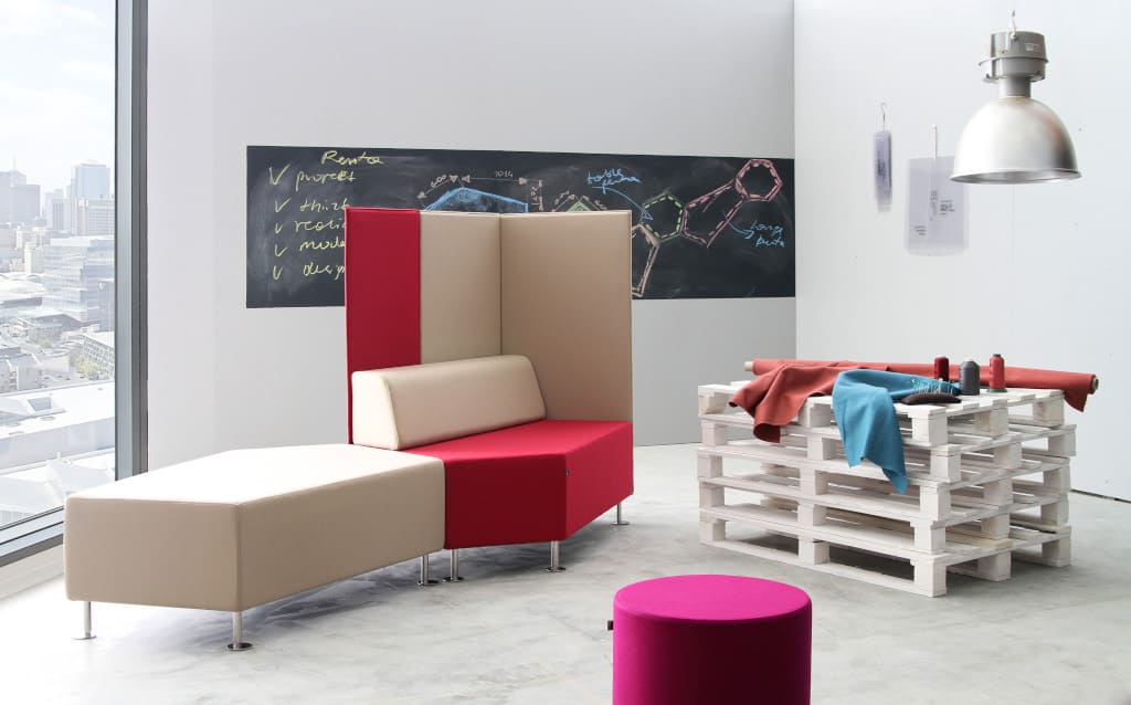 Kolekcję „Penta” marki Bejot (dystr. Everspace) tworzy system modułowych siedzisk, bazujących na powtarzalnym kształcie pięciokąta.