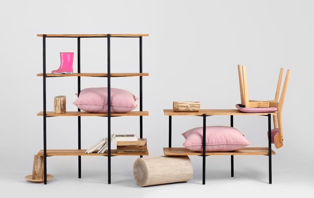 Funkcjonalne ładne meble, takie jak widoczna na zdjęciu kolekcja „Rave” z oferty firmy CustomForm, pomogą zagospodarować mieszkanie w taki sposób, by wszystko, co potrzebne, zawsze było pod ręką.