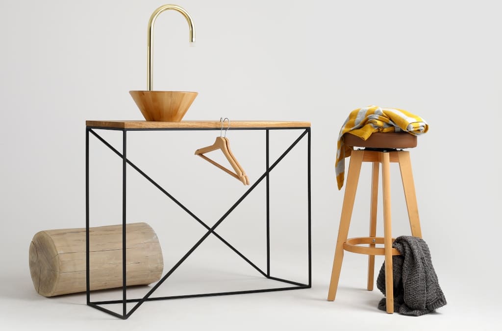 Konsola „Memo Wood” (prod. CustomForm) pochodzi z kolekcji o tej samej nazwie, w skład której wchodzą również stoliki kawowe w różnych wymiarach.