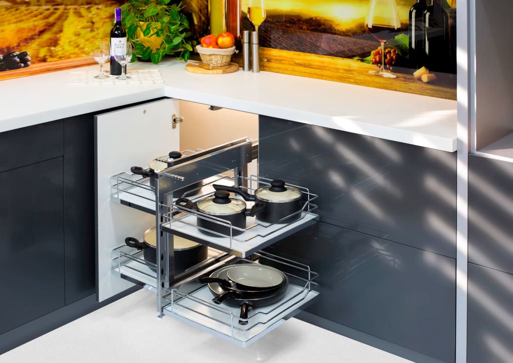 Kosz „Magic Komfort” z linii „Prestige Supreme” od Nomet wyposażony jest w 4 półki z pełnym dnem, z powłoką antypoślizgową, z możliwością regulacji ich wysokości w zależności od potrzeb.