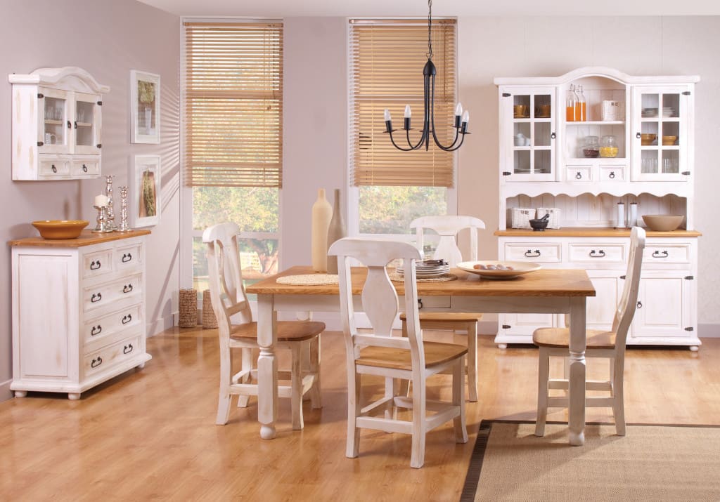 Klasyczny kredens „VIT01” z kolekcji „Bianco” (prod. Meblo-Wosk) wykonano z wyselekcjonowanego drewna sosnowego i wykończono na bazie naturalnych barwników w odcieniu białej patyny.