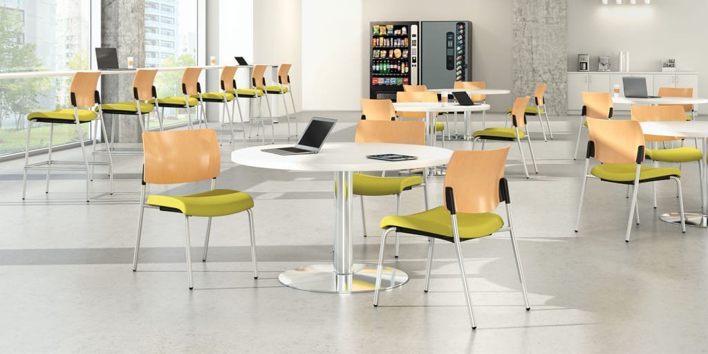 Krzesła firmy SitOnIT Seating z fornirami 3D-Veneer od Danzer.