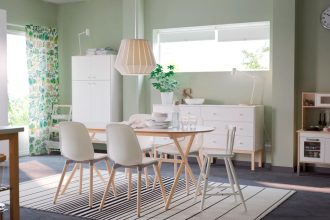 Krzesła „Leifarne” z oferty IKEA zapewniają w jadalni wygodne siedzenie, do mają elastyczne, kubełkowate siedziska i wyprofilowane oparcia.