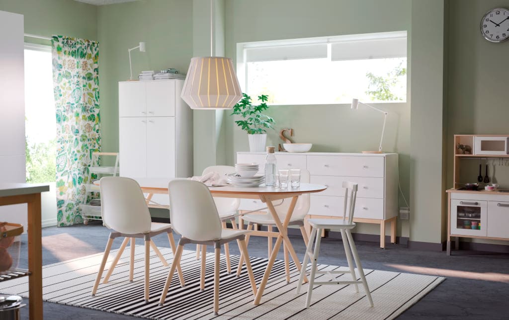 Krzesła „Leifarne” z oferty IKEA zapewniają w jadalni wygodne siedzenie, do mają elastyczne, kubełkowate siedziska i wyprofilowane oparcia.