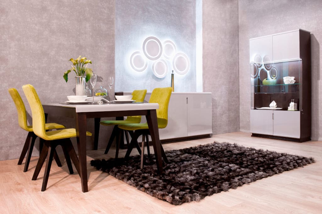 Wizualna lekkość i nietuzinkowe wykończenie to cechy charakteryzujące przeznaczone do jadalni krzesła „Lemon 9500” firmy Vinotti.